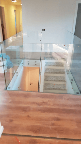 התקנת מעקות זכוכית